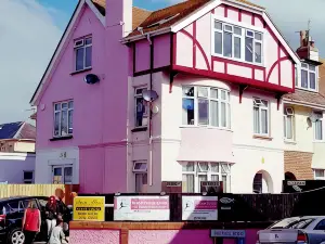 Singer House Beach Holiday Flats with Parking ,Opposite Paignton Pier ,English Riveria