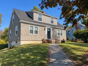 Spacious 5Br Home - Steps to University of Maine - Sleeps 8