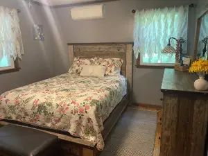 Quaint 2-bedroom House on Lily Pond w/Access to Lake St Catherine. Heat/AC/Wifi