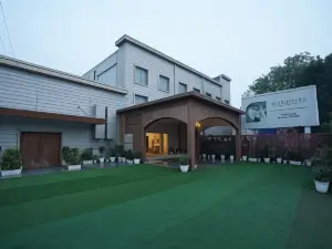 Hotel Luxe Opera NH8 - 7km from IGI Airport Delhi - "Managed by Bel-La Monde Group of Hotels"