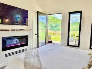 Wildflower Walk at Three Suns Cabins / Sunset Views / River / Hot Tub
