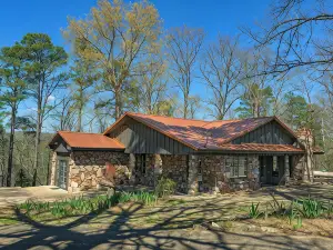 The Honey Lodge - Away from Party Neighborhoods . 2 Kings & 1 Queen Bed