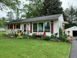 Cozy 2 bedroom, non smoking home 20 minutes from EAA! Pet friendly.
