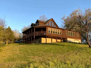 Hillside Haven Cabin - Amazing Views with Hot Tub, Rutherfordton, NC