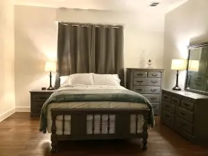 Countryside Farmhouse, backporch breezes, hillside views, and in Walburg!