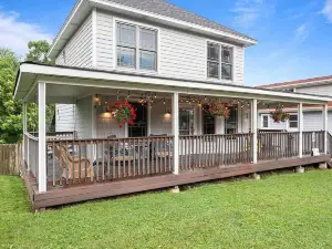 Lakeside Family Home Walk to Beach