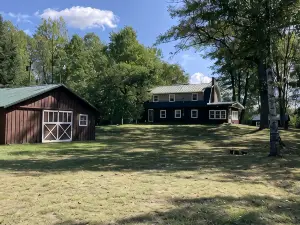 可通往東斯泰勒斯湖並坐落在大片土地上的溫馨雅緻原木小屋