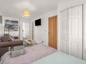 Apt 1: Cosy Ground-Floor Flat - By ShireStays