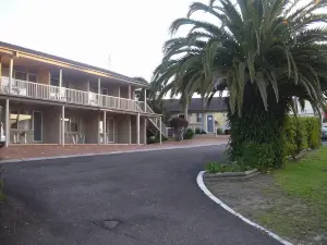 Holiday Lodge Motor Inn