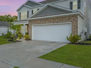 Spacious 5-bedroom house in welcoming Summerville with WiFi, AC