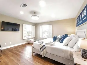 Luxury on Lake LBJ with Hot Tub Firepit & Boat Slip