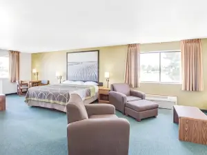 Super 8 by Wyndham Oelwein