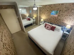 Avaleen Lodge Motor Inn