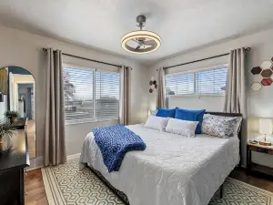 Perfect Central Location w/Mtn Views, Huge Fenced Yard, King Beds, BBQ, & Games!