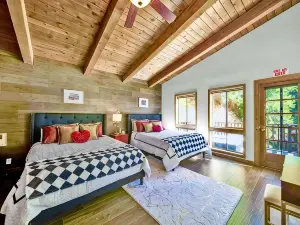 Wonderland ~ Dog friendly forest retreat, near lake, fast Wifi & EV charger