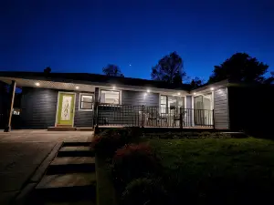 Harbour View Getaway- unique, fully renovated 1 block from the lake!