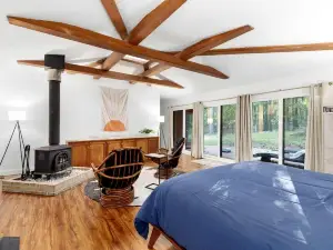 Modern Cabin with Hot Tub, Fire Pit and Grill in Hedgesville, WV