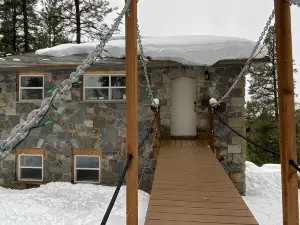 Real stone cabin, wake to million dollar views, abundant wildlife...