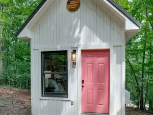 Colorful Tiny House with Outdoor Sauna and Jacuzzi in Alabama