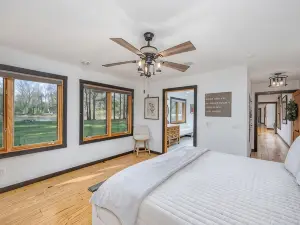 The Lodge- Luxury Lakefront Retreat