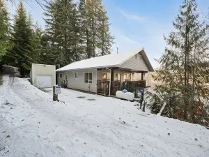 The Boathouse Large Modern Renovated Waterfront Home with Decks and Docks