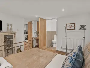 The Cranny: 1 Bedroom House with Indoor Fireplace