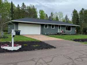 Chill out with a charming 2-bedroom house in Ironwood with WiFi and AC