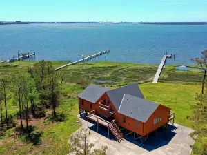 Nautical Getaway 3 Bedroom Home by RedAwning