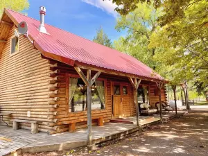 山間河畔質樸迷人牧場小屋
