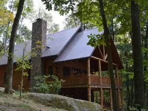 Find Peace, Tranquility and nature—secluded Cabin on 42 Acres with Fishing Pond