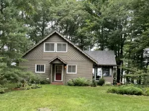 Northwoods lakeside family-friendly cabin.  Amazing sunsets!  Nice sandy beach.