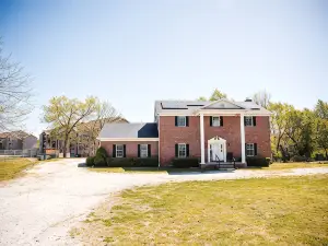 Spacious Home near MSSU College, Sleeps 21, Games, Cornhole, Large Kitchen