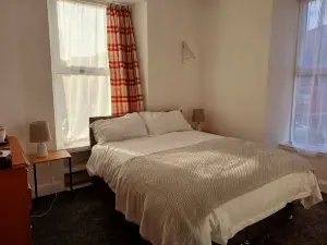 Queens Rooms