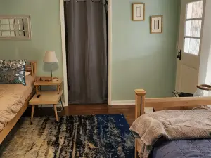 Cozy 3 Bedroom, 2 full bath, fenced yard with Lake Huron Access!