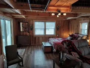 Ebenezer Cabin-Private Hot Tub, cozy Cabin w/ Loft