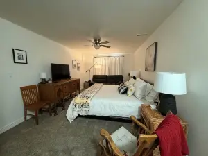 Lake Front Condo - You’ll never want to leave! Licensed. Air conditioned.