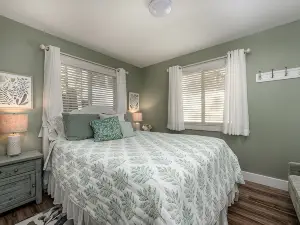 Relax & Unwind at Anna's Place! Stylish interior, gardens + a beautiful patio.