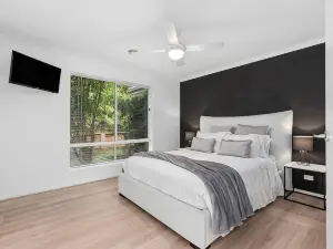 Haven in Grove quiet area, comfort, close to beach and shops