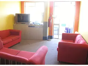 Ozi Inn Backpackers - Perth -Valid International Passport Required