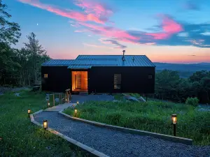 Modern Cabin: Amazing View, Hot Tub, Fireplace, Minutes from Lakes & Hiking