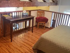 Beautiful Loft Apartment Centrally Located for Recreation.