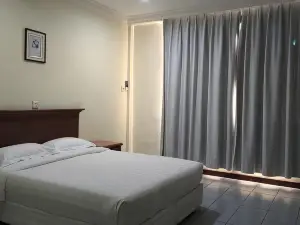 The Upper Deck Hotel