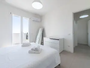 Modern   Bright 2BR Retreat with Balcony