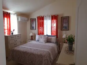 Evertonbnb 22 - Relaxing 2-Bedroom Villa with Pool