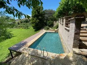 Masía de piedra con piscina