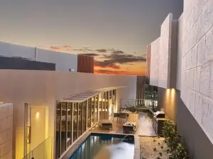 The Frames - Award-Winning Couples Retreat with Private Heated Pool, Spa & Sauna