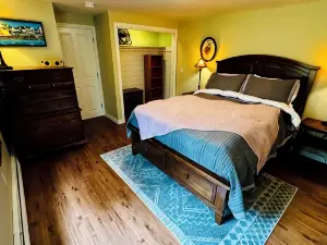 Private Garden-Level Retreat Near Corn Hill Beach - Quiet - Dog Friendly