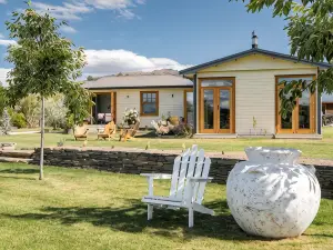 Luxury Wanaka villa, hot tub & mountain views