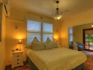 Hillview Oak B&B