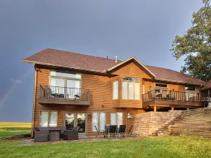 Beautiful, Remodeled Home on Lake Andrew with Optional Pontoon Rental!